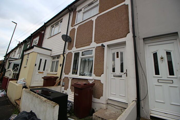 3 Bedroom Terraced House For Sale In Luton Road, Chatham, ME4