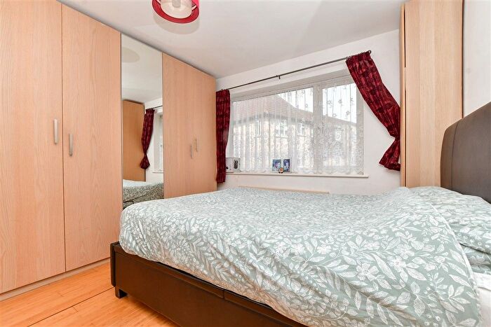 2 Bedroom Maisonette For Sale In Haselmere Close, Wallington, Surrey, SM6