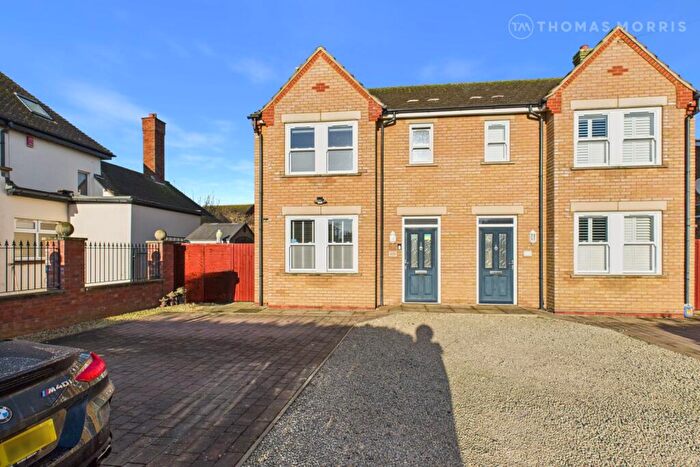 3 Bedroom Semi Detached House For Sale In Potton Road, Biggleswade, Bedfordshire, SG18