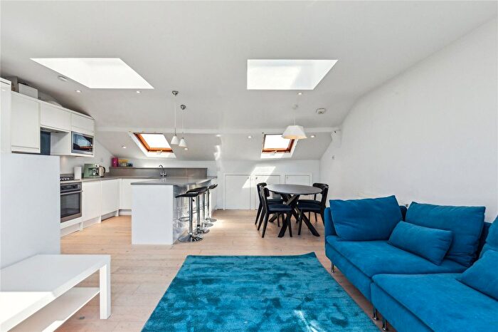 2 Bedroom Flat To Rent In Frithville Gardens, London, W12