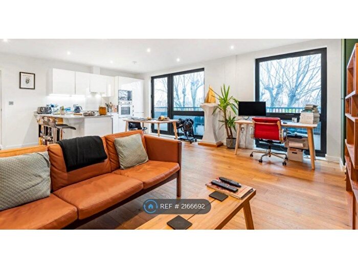 2 Bedroom Flat To Rent In Halesworth Court, London, E3
