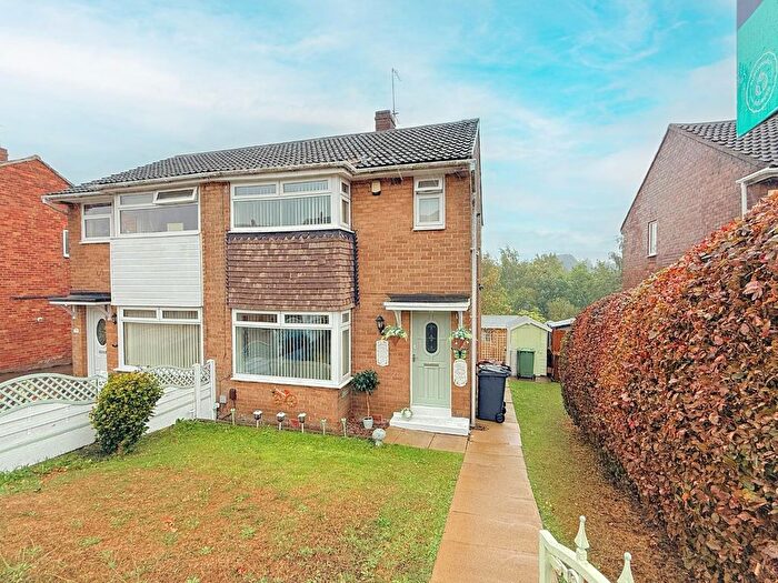 3 Bedroom Semi-Detached House For Sale In Spring Valley Drive, Leeds, LS13