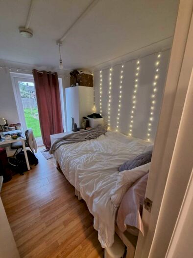 6 Bedroom Semi-Detached House To Rent In Pond Meadow, Guildford, GU2