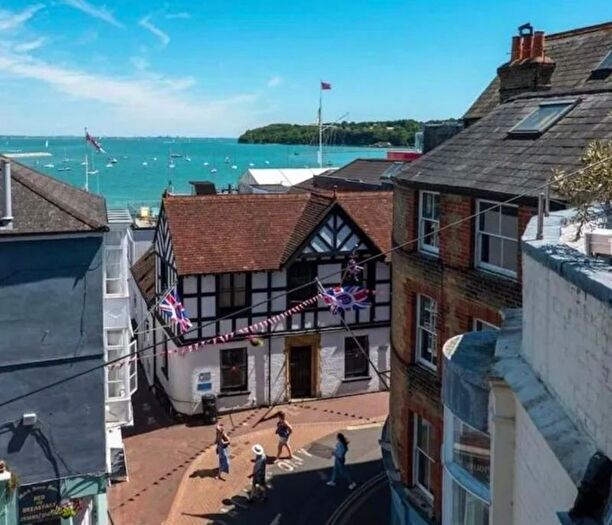 2 Bedroom Flat To Rent In Old Town, Cowes, PO31
