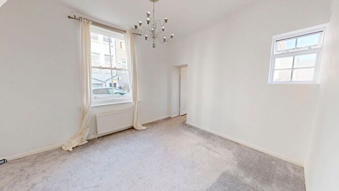 2 Bedroom Flat For Sale In Clarence Square, Brighton, BN1
