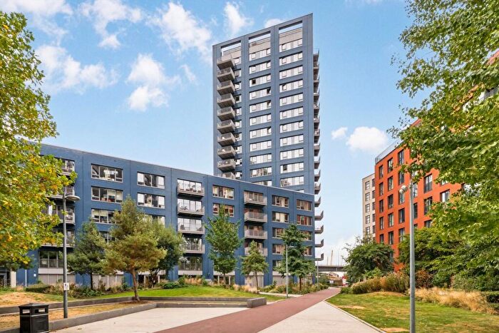 3 Bedroom Flat To Rent In Botanic Square, Canning Town, E14
