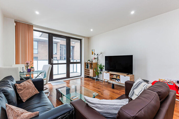 2 Bedroom Flat For Sale In New Village Avenue, London, E14