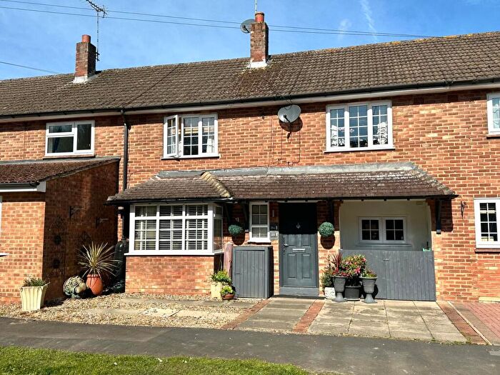 2 Bedroom Apartment For Sale In Austins Mead, Bovingdon, HP3