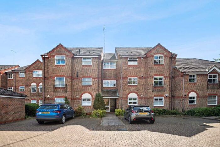 2 Bedroom Flat For Sale In Salters Close, Rickmansworth, WD3