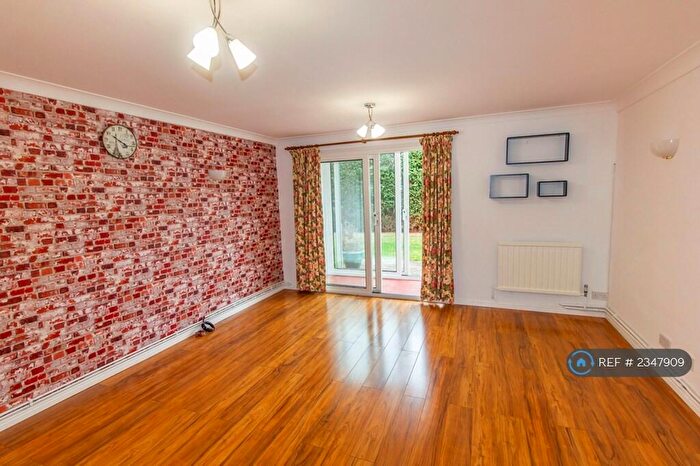 2 Bedroom Flat To Rent In Battys Barn Close, Wokingham, RG40