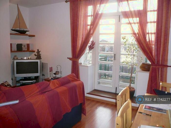 2 Bedroom Maisonette To Rent In Timbrell Place, London, SE16