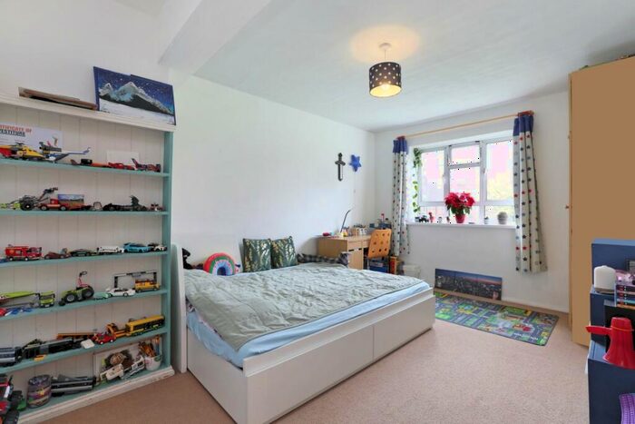 2 Bedroom Flat For Sale In Glazebrook Close, London, SE21