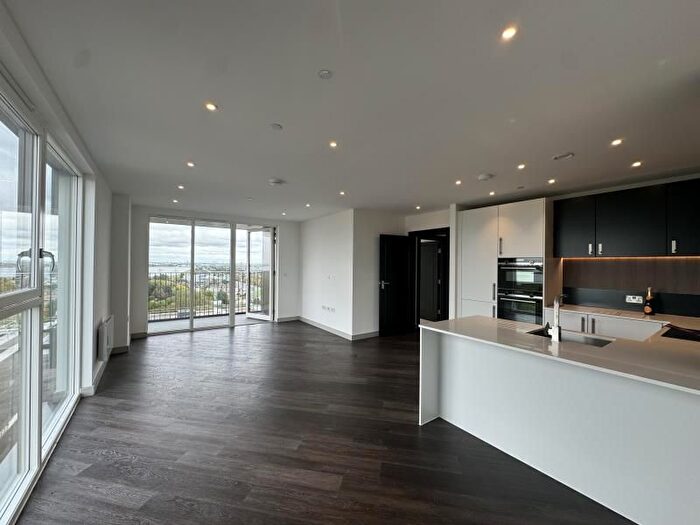 3 Bedroom Flat To Rent In Eden Grove, Staines, TW18