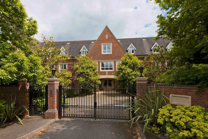 3 Bedroom Flat To Rent In Ormonde Place, Old Avenue, KT13