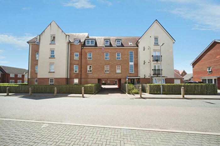 2 Bedroom Flat For Sale In Design Drive, Dunstable, LU6