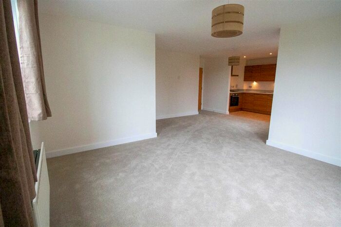 2 Bedroom Flat To Rent In Large Flat With Garage | Highbank, H. Heath, RH16