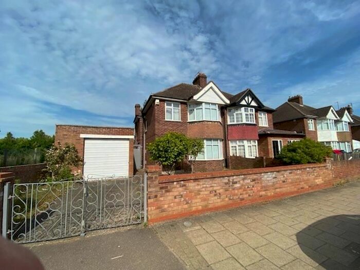 3 Bedroom Property To Rent In Chestnut Avenue, Queens Park, MK40