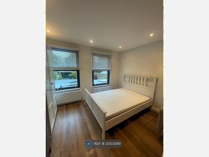 Studio To Rent In North Finchley, London, N12