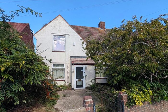 3 Bedroom Semi-Detached House For Sale In Earls Road, Fareham. Guide Price £, -£, ., PO16