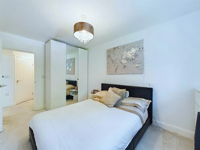 1 Bedroom Flat For Sale In Plough Lane, Purley, CR8