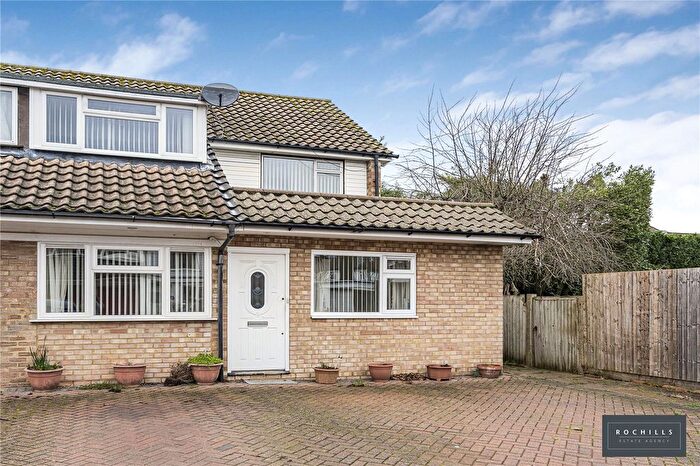 4 Bedroom Semi Detached House For Sale In Kings Close, Walton-On-Thames, Surrey, KT12