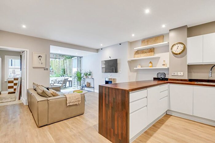 2 Bedroom Flat For Sale In Holland Road, London, W14