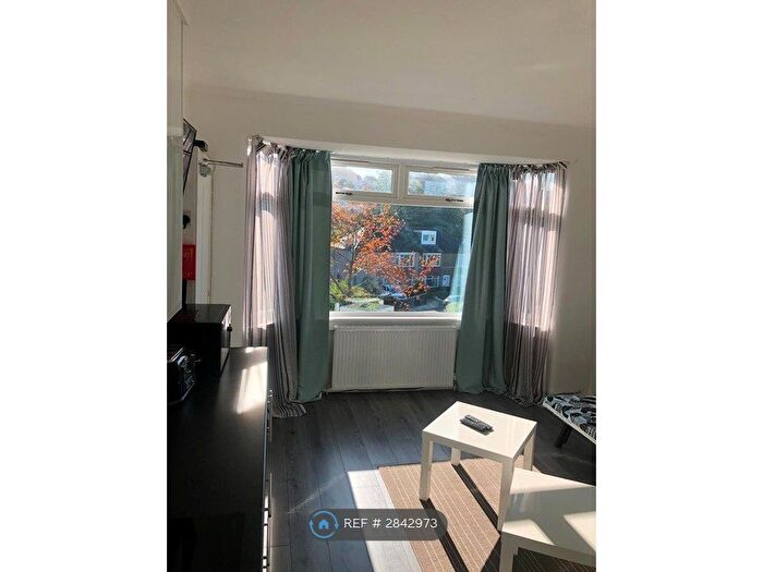 5 Bedroom Flat To Rent In Sighthill Crescent, Edinburgh, EH11