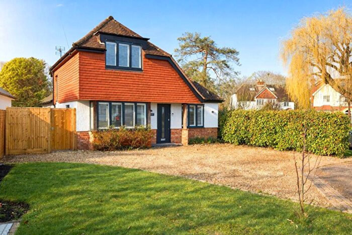 3 Bedroom Detached House For Sale In Surrey Gardens, Effingham Junction, KT24