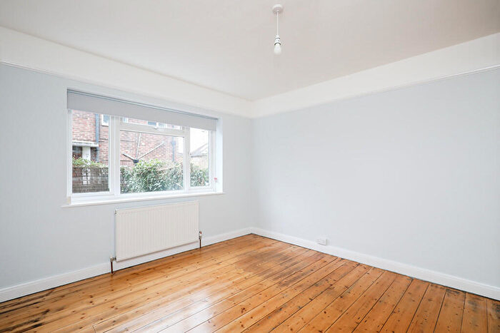2 Bedroom Apartment To Rent In Kingston Upon Thames, KT2