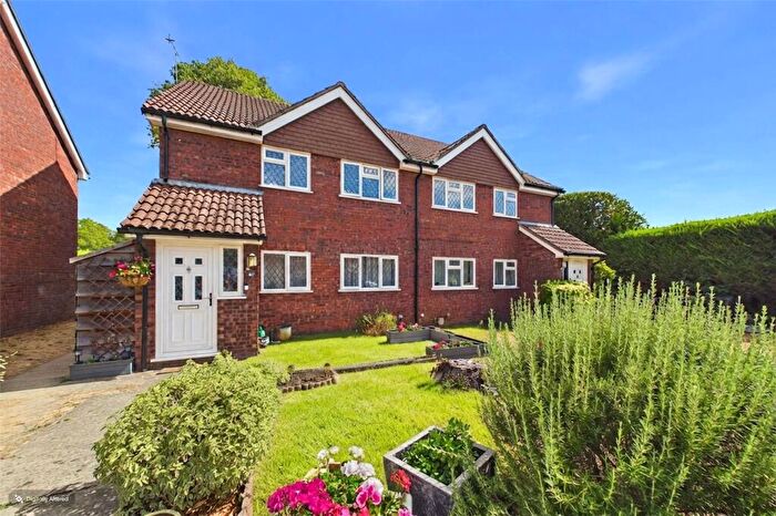 2 Bedroom Maisonette For Sale In Meadowbank Road, Lightwater, Surrey, GU18