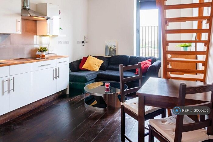 Studio To Rent In Edgware Road, London, NW2