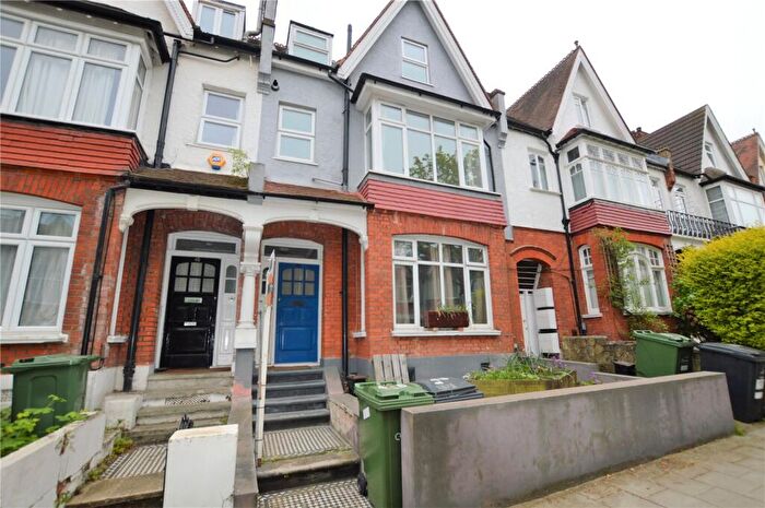 3 Bedroom Apartment To Rent In Broxholm Road, London, SE27