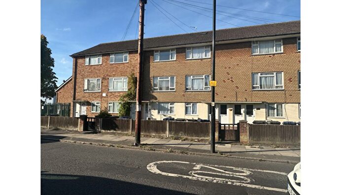 2 Bedroom Flat For Sale In Allenby Road, Southall, Greater London, UB1