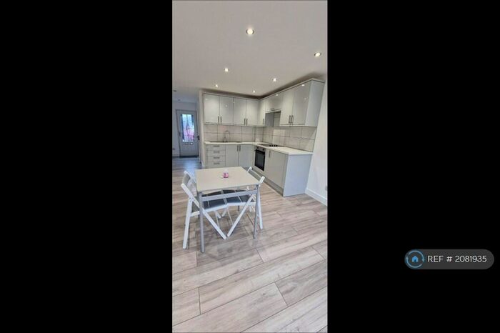 Studio To Rent In Greenhithe, Kent, DA9