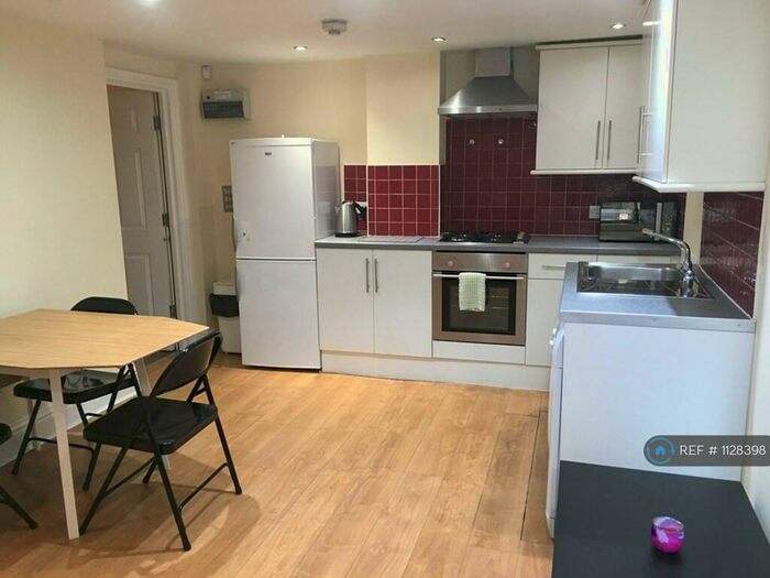 4 Bedroom Flat To Rent In Ashgrove, Bradford, BD7