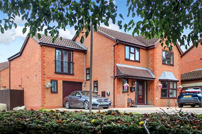 6 Bedroom Detached House For Sale In Blakeney Court, Tattenhoe, Milton Keynes, MK4