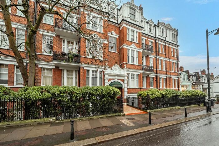 3 Bedroom Flat To Rent In Richmond Hill, Richmond, TW10