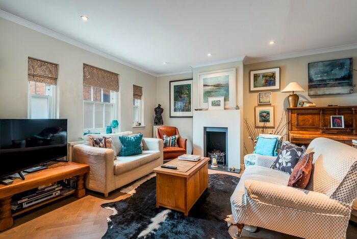 2 Bedroom Mews House To Rent In Laurence Mews, London, W12