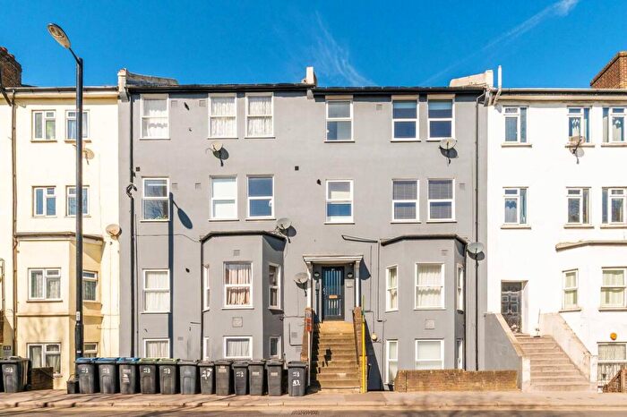 2 Bedroom Flat For Sale In Penge Road, South Norwood, London, SE25