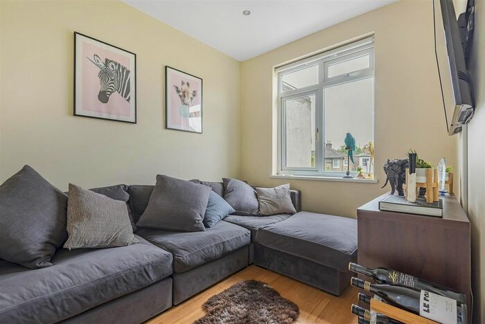 2 Bedroom Flat For Sale In Evelyn Road, Richmond, TW9