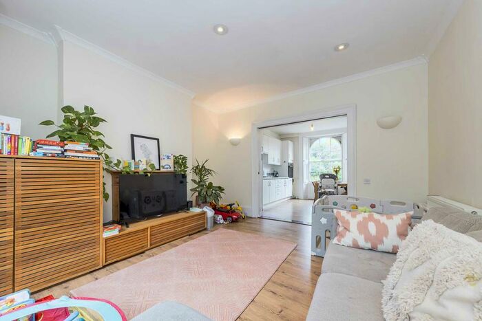 2 Bedroom Maisonette To Rent In Barnsbury Road, Islington, N1