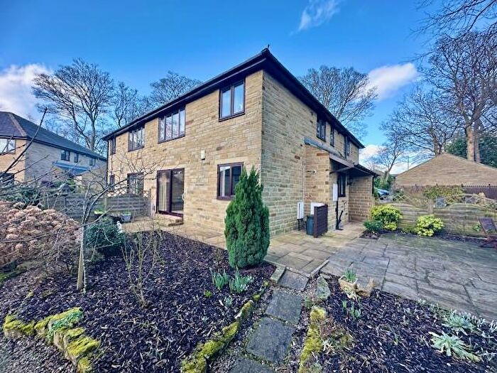 2 Bedroom Flat For Sale In Grange Park, Skircoat Green, Halifax, HX3