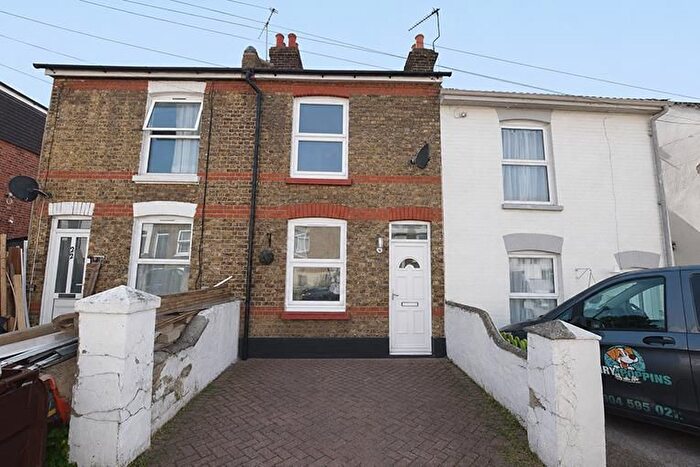 2 Bedroom Terraced House For Sale In Queens Road, Chatham, ME5