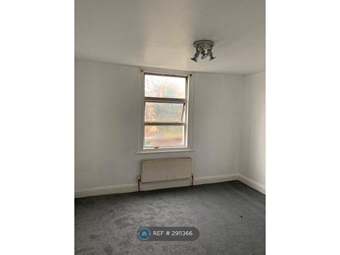 Studio To Rent In Station Road, London, N3