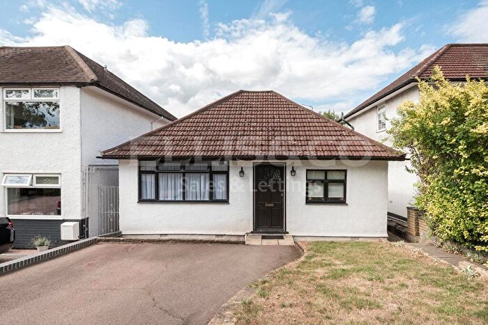 2 Bedroom Bungalow For Sale In Lawrence Street, Mill Hill, London, NW7