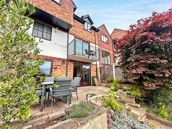 4 Bedroom Town House For Sale In Washburn Court, Silsden, BD20