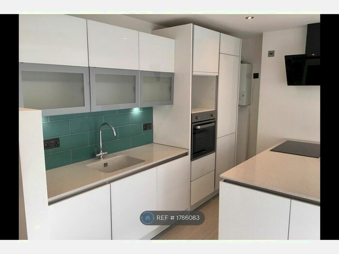 1 Bedroom Flat To Rent In Queens Road, Weybridge, KT13