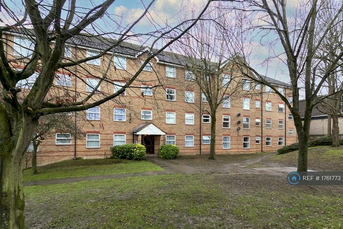2 Bedroom Flat To Rent In Cassis Court, Loughton, IG10