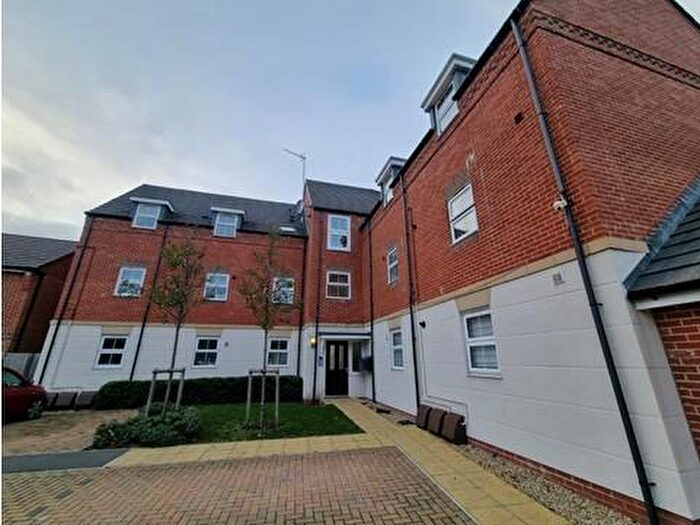 2 Bedroom Flat For Sale In Newbury, Berkshire, RG14