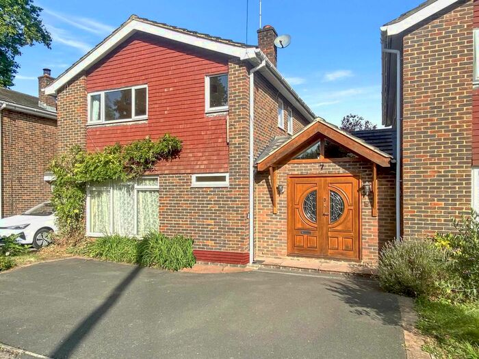 4 Bedroom Link Detached House To Rent In Garnet Court, Marlow, SL7
